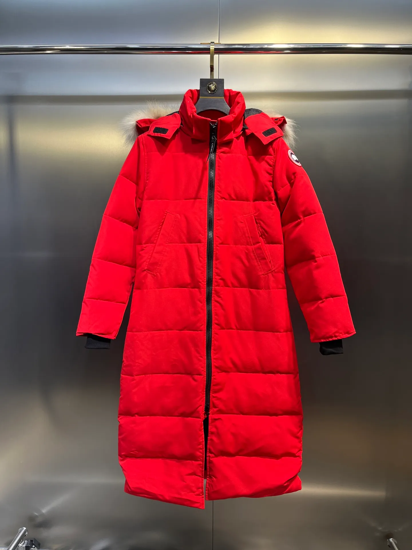 P840 CANADA GOOSE parka 22 styles ➖ Genuine synchronous anti-counterfeiting chip sensor! ➖ Imported 21-count polyester-cotton blended original fabric [last year’s 16-count/18-count hard fabrics have been completely eliminated, this year all use 21-count genuine synchronous fabrics, the soft mid-strap feels delicate and textured], genuine synchronous Feather-Light 10D waterproof coating fabric, made of 84.5 polyester fiber and 15.5 cotton, 100% the best feel in the entire network! ➖ The genuine official website is synchronized with the national standard 80 white duck down, you can check the official website customer service, there will never be a series of misleading claims such as 90 down or goose down! ➖ Using the best nylon lining with double double-layer sealing design, velvet-proof No. 7 needle + grid-filled down ready-made garments, there is 100% no so-called velvet running! ➖ The cuffs are designed with thickened seamless threads, and the collar and pockets are lined with top-quality polar fleece to keep you warm and comfortable! ➖ Yoshida YKK provides original custom-made electroplated sliders. YKK two-way lockable zippers are tight and smooth and will not peel off paint! ➖ 3M composite guarantees that the Velcro is the same as the original, durable, and all accessories and hardware are custom-made! ➖ Imported BEHRINGER embroidery machine to customize the 10,000-needle embroidery logo, 98% of which can be reproduced to restore the original logo. You can check and compare on the official website! ➖ The fur collars are all made of large pieces of Western Canadian blue wolf hide, ensuring that each fur collar is 13-15cm wide! size：xs-xl